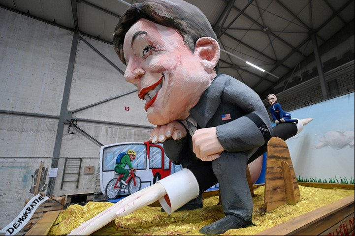Una carroza de carnaval, en la que aparecen el fundador y consejero delegado de SpaceX, Elon Musk, y Alice Weidel, de AfD, se presenta antes del tradicional desfile de Carnaval del Lunes de Rosas en Colonia, Alemania, 25 de febrero de 2025. REUTERS/Jana Rodenbusch