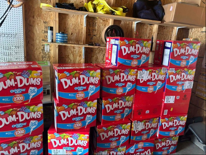 Las 22 cajas de chupetines Dum-Dum (AP).