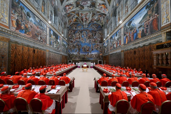 Los cardenales, reunidos este miércoles en la Capilla Sixtina, donde comenzaron las votaciones para elegir al sucesor del papa Francisco. Foto: REUTERS