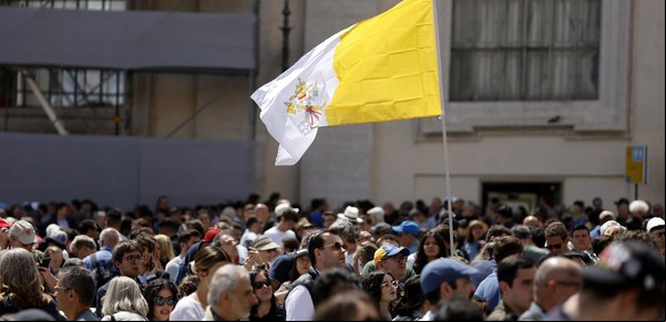 ¿Qué pasa si el cónclave se extiende según la Constitución Apostólica del Vaticano?