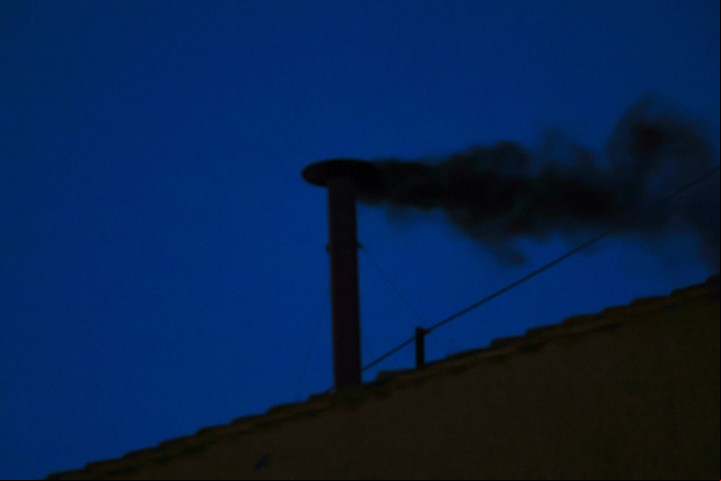 Humo negro, dos veces desde el inicio del cónclave. (Foto: Reuters)