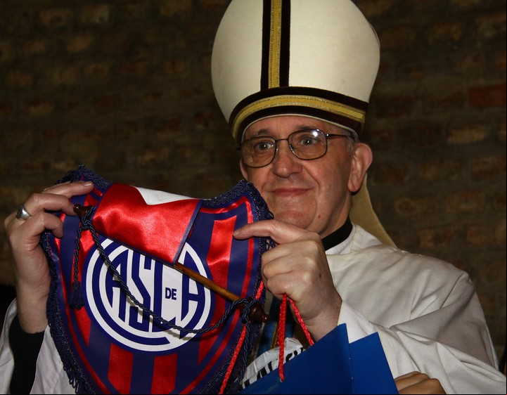 El Papa Francisco fue un embajador de su querido San Lorenzo por el mundo. Foto: AFP/Juan Ayala