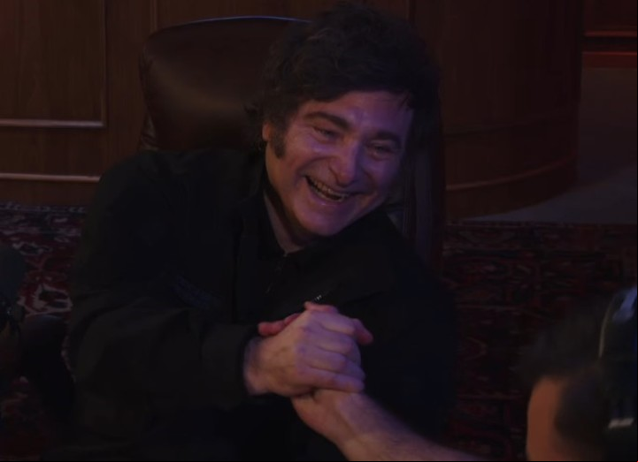 Javier Milei saluda al Gordo Dan, en el programa del troll oficialista. Foto Captura Carajo