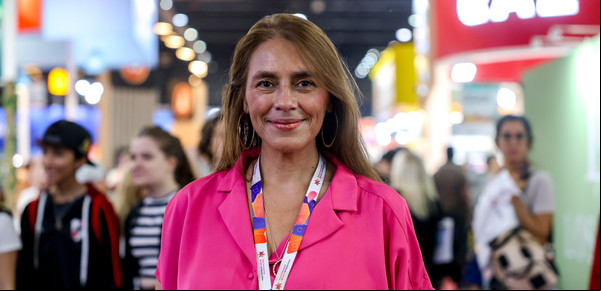 La voz de la Feria del Libro: ¿quién es la locutora que anuncia las actividades desde hace 26 años?