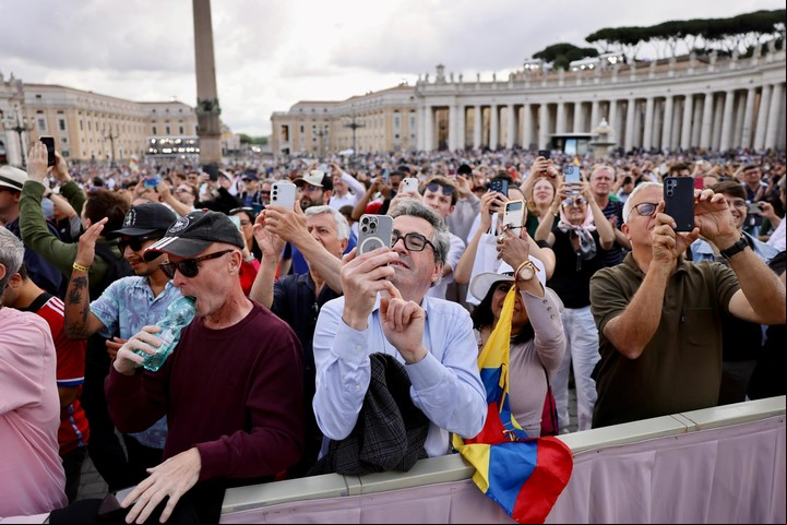Los miles de fieles que se reunieron en la Plaza San Pedro.