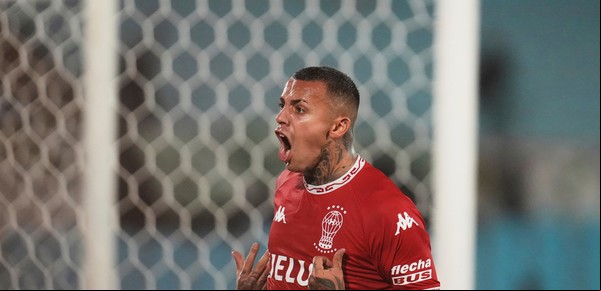 Huracán se lo dio vuelta a Racing de Montevideo en el Centenario y quedó a un paso de la clasificación en la Copa Sudamericana