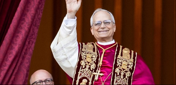 Un papa que canta, hace chistes y juega al tenis: los primeros gestos de Robert Prevost como el papa León XIV
