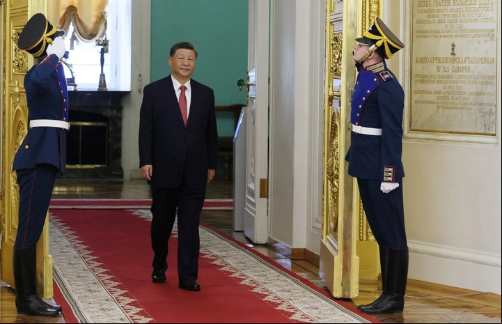 Una foto publicada por los medios de comunicación estatales rusos muestra al Presidente Xi Jinping de China en el Kremlin, donde se reunió con el Presidente Vladimir V. Putin de Rusia el jueves. Foto Mikhail Metzel/Sputnik, via Reuters
