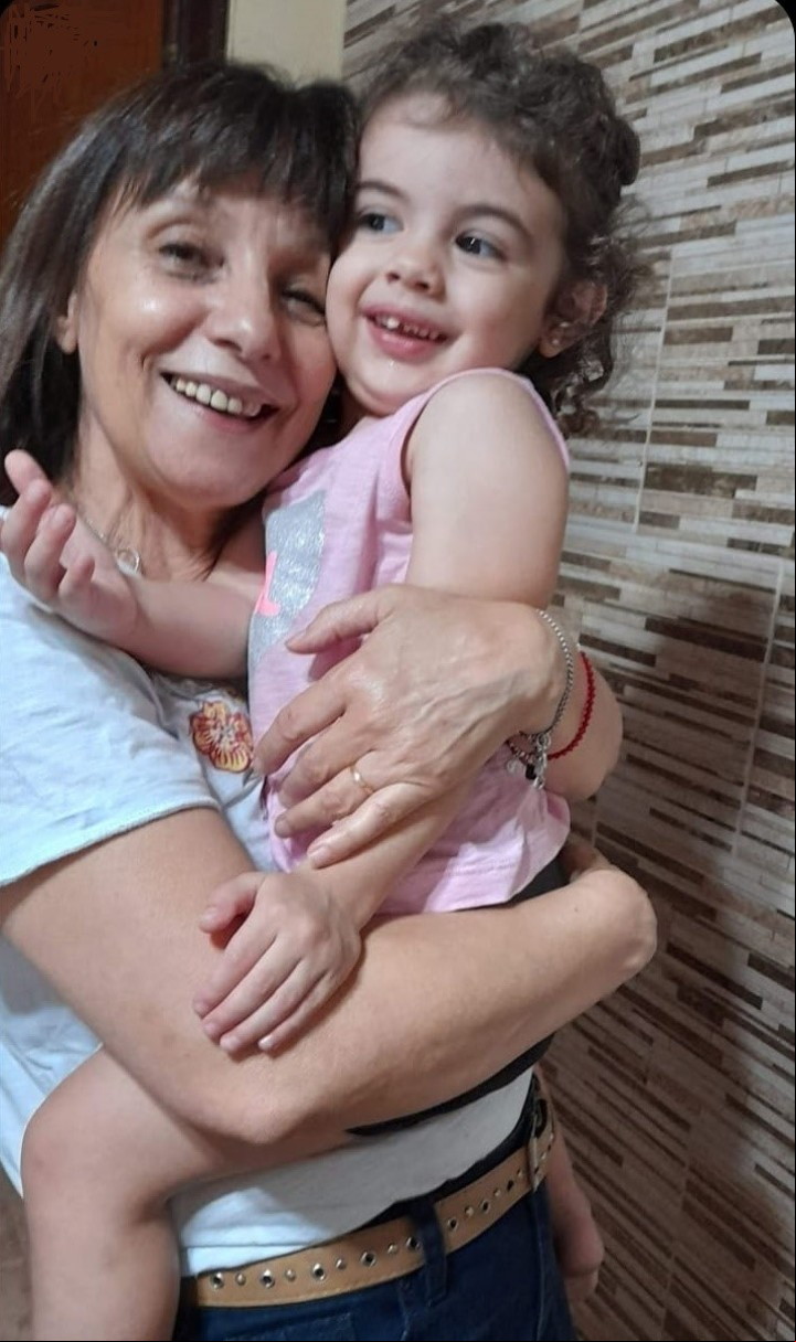 María Isabel Gómez y su nieta Sol afectada por la enfermedad Tango2.