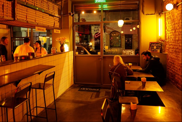 Salón de Fugazi, luces bajas, música suave y ambiente familar y de amigos. Foto: Bonetto.
