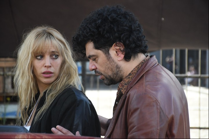 Luisana Lopilato, en el rol de Margarita di Tullio, junto a Alberto Ajaka, en el rodaje de "Pepita la pistolera".