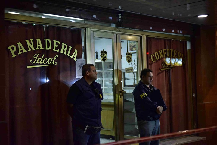 Dos agentes de la policía en la puerta de una de las panaderías de Adrián Napolitano durante un allanamiento, en 2015. (Archivo Clarín)