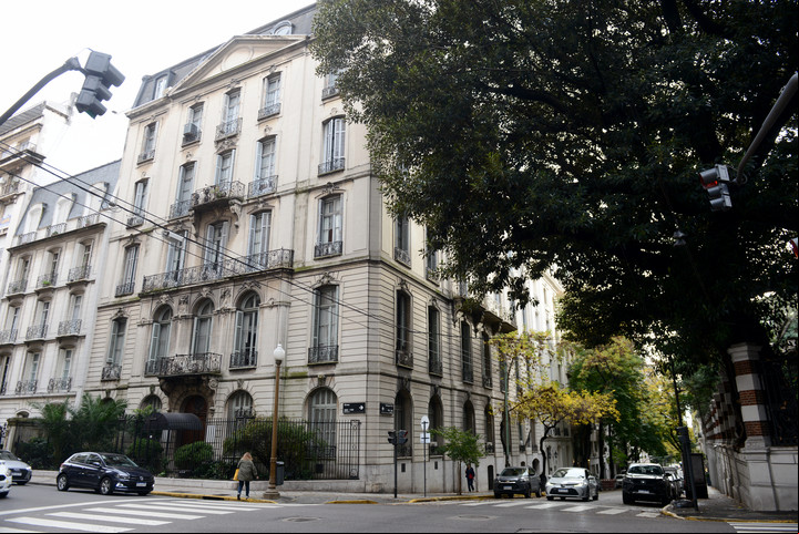 APH30: Alvear 1711. Sede de la Academia Nacional de Ciencias, del arquitecto Alejandro Bustillo, dentro del área protegida en la que está el Jockey Club. Foto Luciano Thieberger