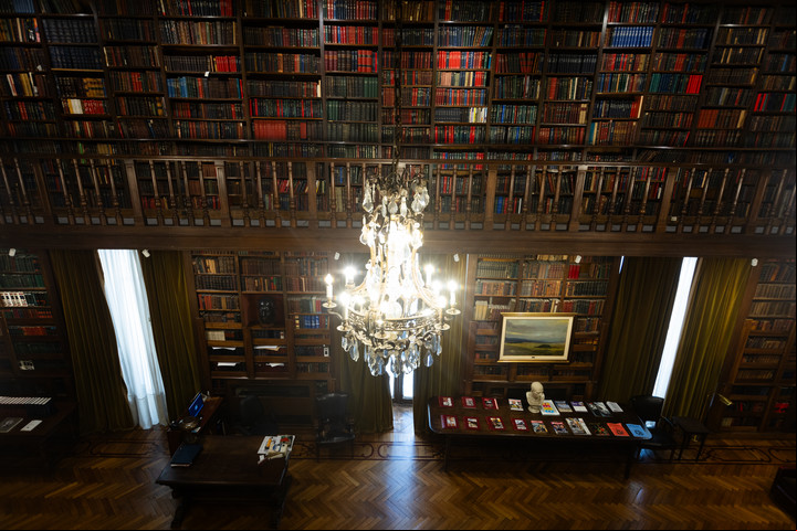Una de las más importantes colecciones privadas del país en la biblioteca del Jockey Club. Foto Matias Baglietto