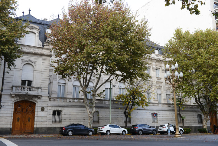 APH30: Alvear 1130. Palacio Pereda, actual Embajada de Brasil, dentro del área protegida en la que está el Jockey Club.. Foto Luciano Thieberger