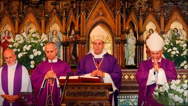 Robert Prevost, a la derecha de monseñor Bochatey, en la iglesia de San Agustín, en marzo de 2013. Foto: Z Profético.
