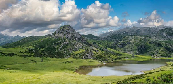 El pueblo de Asturias con más de 20 palacios y jardines que parecen infinitos