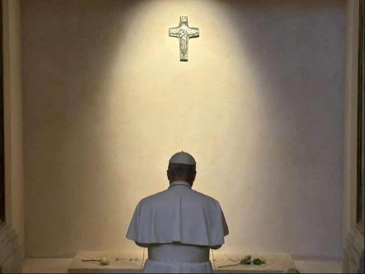 El papa León XIV, frente a la tumba de Francisco