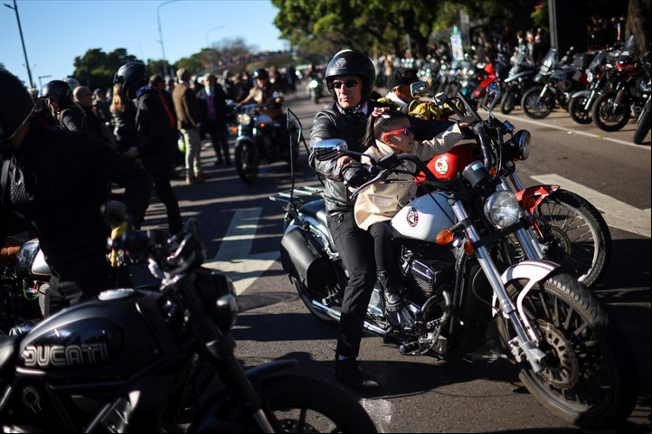 Domingo de motos clásicas y familias frente a la Facultad de Derecho. Foto Reuters
