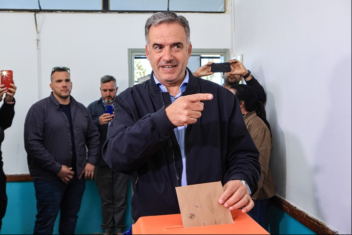 El presidente de Uruguay, Yamandú Orsi, vota en las elecciones departamentales y municipales este domingo, en Canelones. Foto EFE