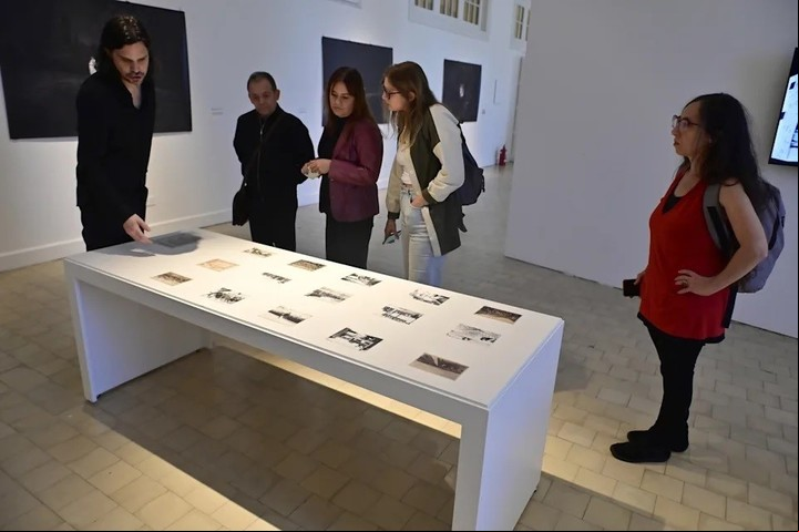 El fotógrafo español Nicolás Combarro posa en la inauguración de la muestra 'Representar el Silencio' este sábado, en Buenos Aires (Argentina). EFE/ Matías Martín Campaya