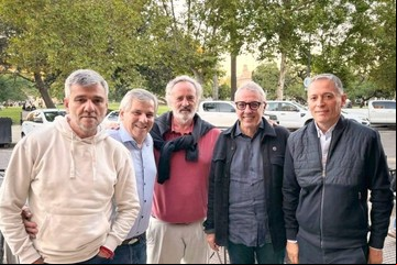 En medio de la pelea Kicillof-Máximo, un grupo de intendentes arma una tercera posición
