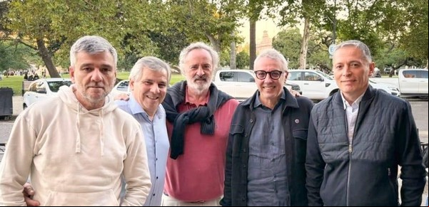 En medio de la pelea Kicillof-Máximo, un grupo de intendentes arma una tercera posición