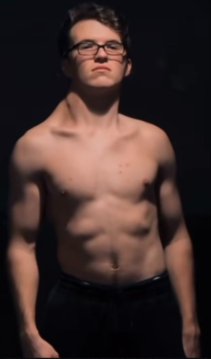Arrasa en TikTok desde que comenzó a documentar su trayectoria ejercitando solo el trapecio del lado izquierdo (TikTok).