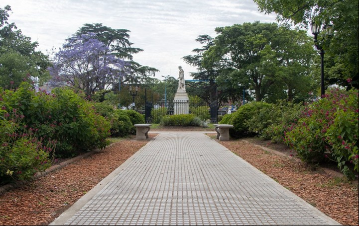 Plaza Mariano Moreno, en el Municipio de Moreno.