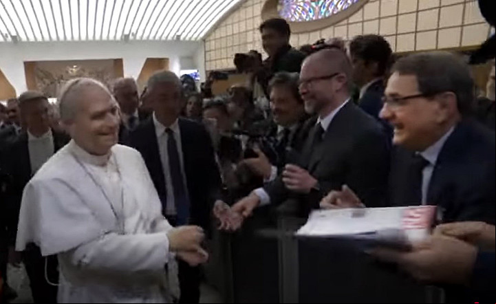 El papa León XIV saluda a Sergio Rubín en el encuentro con los periodistas que cubrieron los funerales del Papa Francisco y su elección.