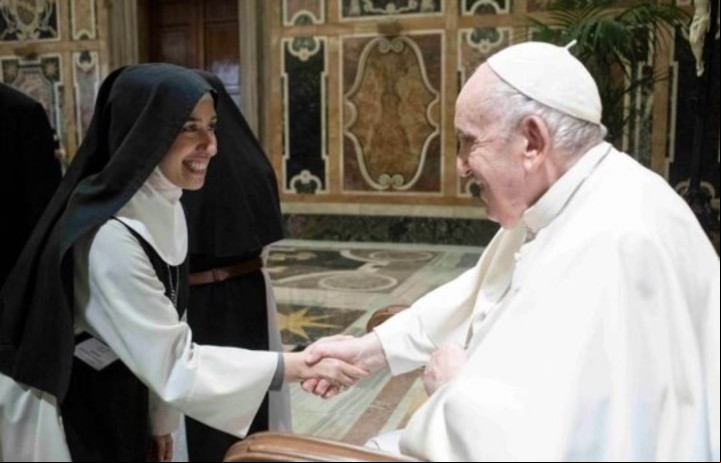 Aline Pereira Ghammachi, en una imagen con el Papa Francisco.