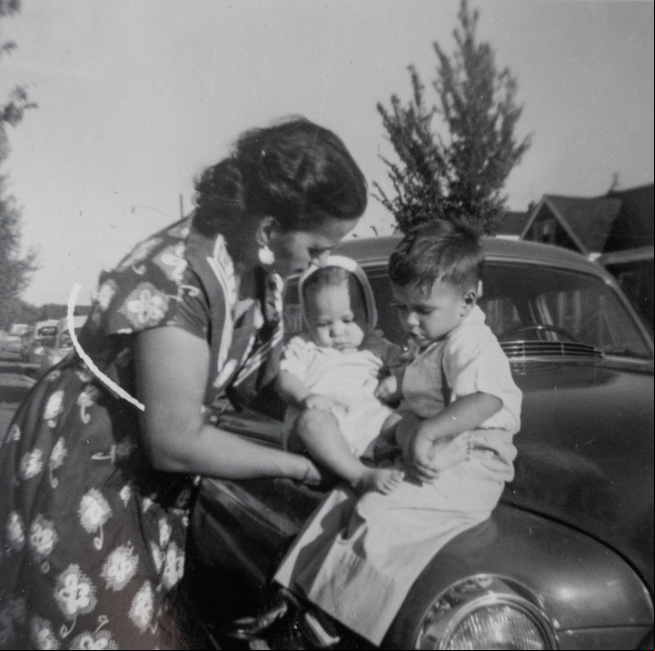 Robert Prevost de bebé junto a su hermano mayor Louis y su madre Mildred Prevost. Los hermanos se criaron durante la década de los '50 y '60 en el sur de Chicago, Illinois. Foto: Archivo.