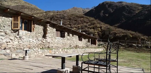 Es un oasis entre montañas vírgenes y está en Argentina: conocé este paraíso bañado por un río amarillo