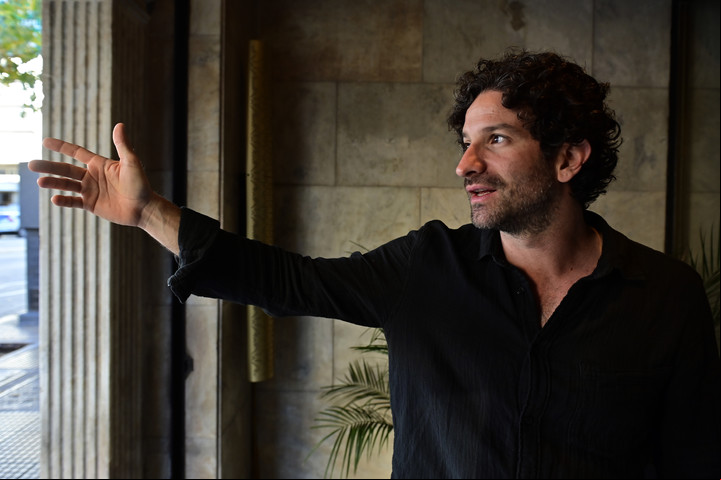 El escritor s Miguel Bonnefoy en Buenos Aires. Foto: Matias Martin Campaya.