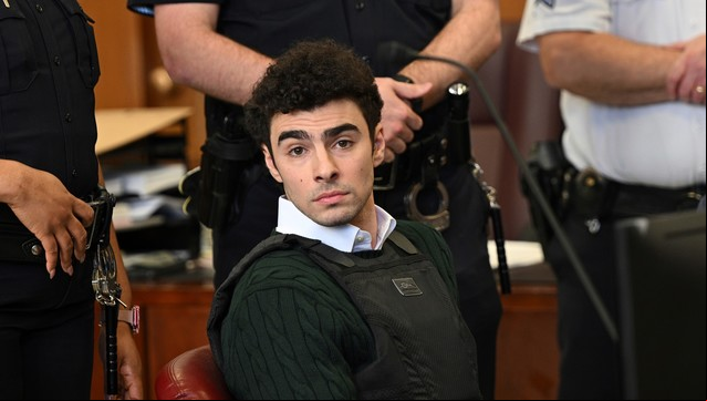 Mangione, quien insiste en su inocencia, deberá presentarse nuevamente ante la justicia estatal el 26 de junio en Nueva York. Foto: AP