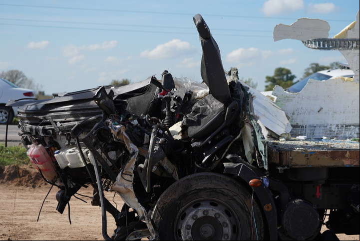Los frentes del camión y el micro quedaron destruidos. Foto Federico López Claro