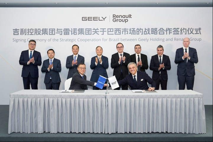 Luca de Meo, CEO del Grupo Renault, anunciando un acuerdo con el gigante chino Geely para producir en Brasil.