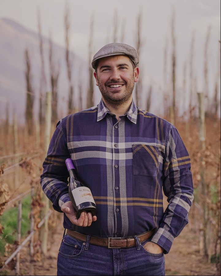 Daniel Manzur, dueño de la bodega El Bayeh, con uno de sus vinos.
