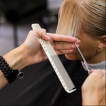 Este es el corte de pelo ideal para el invierno que rejuvenece: cómo hacértelo en la peluquería de los famosos con descuento