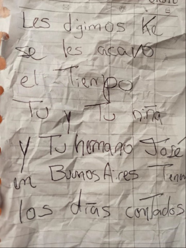 La nota escrita a mano que recibió la madre de Zambrano cuando vivía en Colombia. Foto gentileza Fundación Apolo