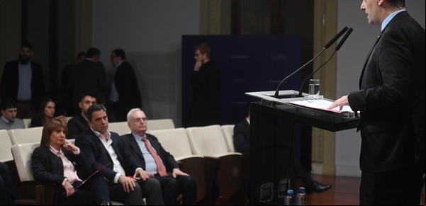 En plena campaña, el Gobierno anunció una dura reforma migratoria: expulsiones exprés de ilegales y más requisitos para obtener la ciudadanía