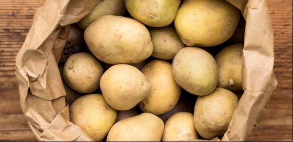 ¿Es peligroso comer papas con tonos verdes en la cáscara?