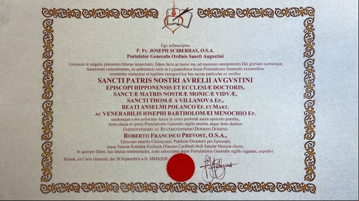 El pergamino que atestigua la autenticidad de las reliquias de la cruz pectoral que lleva León XIV (Vatican News).