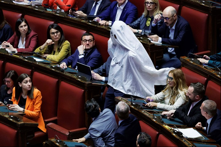 Un diputado italiano se disfrazó de fantasma para protestar contra el gobierno de Giogia Meloni y lo expulsaron de la sesión. Foto AP