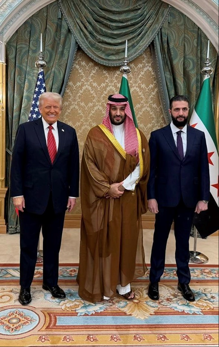 El presidente de Estados Unidos, Donald Trump (c), se reunió este miércoles con el presidente interino de Siria, Ahmed al Sharaa (i). Foto EFE