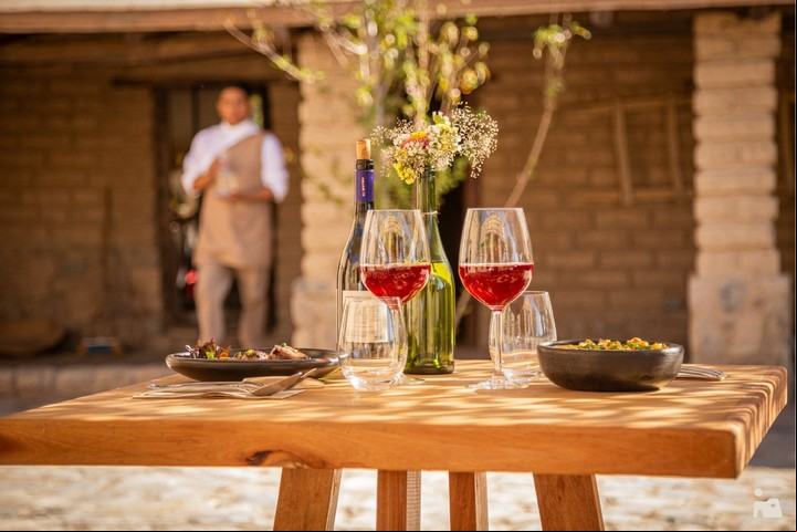 Casa Mocha, el restaurante de Huacalera donde se puede almorzar al aire libre con vista a los viñedos.