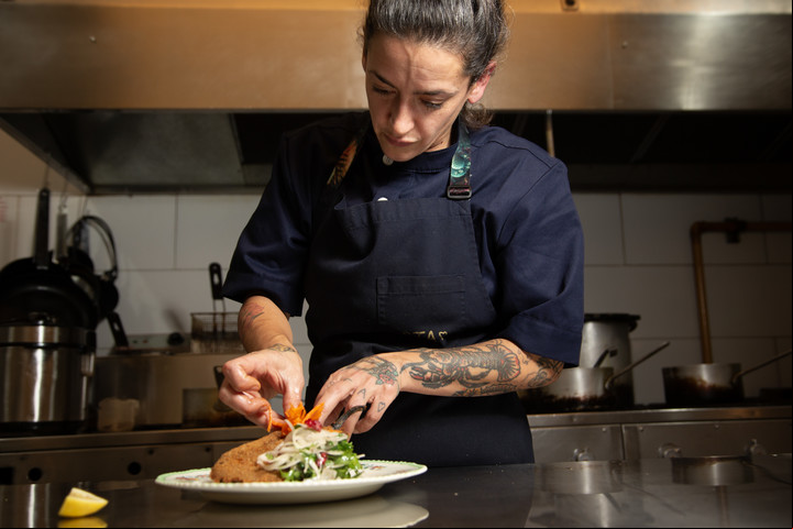 Jazmín Marturet emplata el plato vegano. Foto Victoria Gesualdi