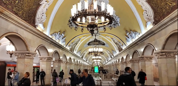 El subterráneo de Moscú, un museo bajo tierra, cumple 90 años