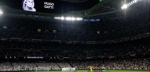 Con un emotivo minuto de silencio en homenaje al Loco Gatti, Real Madrid ganó sobre la hora y el título del Barcelona deberá esperar