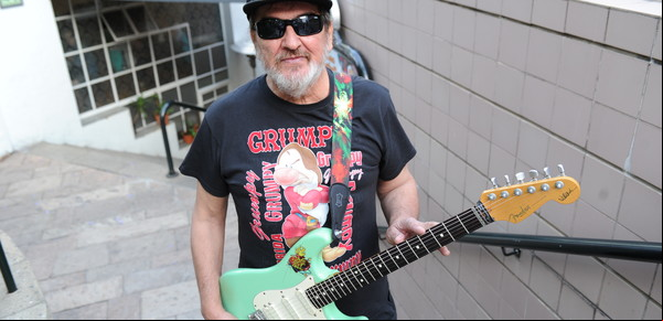 El duro posteo de Edelmiro Molinari, el legendario guitarrista de Almendra que no puede pagar el alquiler y pide ayuda